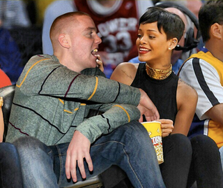 Illustration for article titled Hilarious Guy Photoshops Celebrities into His Instagram Pictures